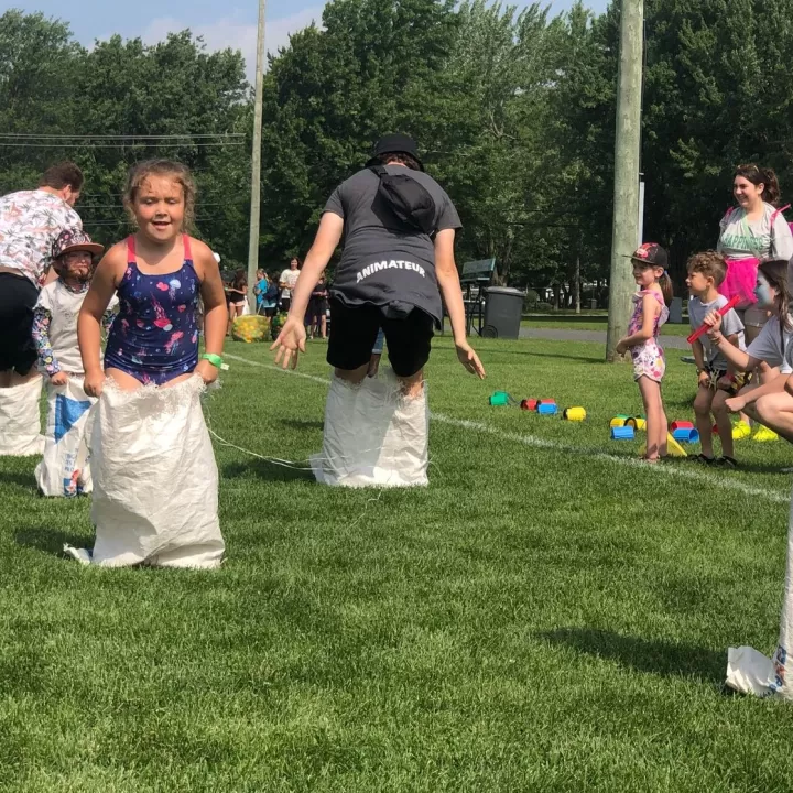 Enfants qui jouent au camp